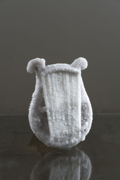 David's Heart, 2021, scultura rivestita di cristalli di sale, 43 x 32 x 8 cm