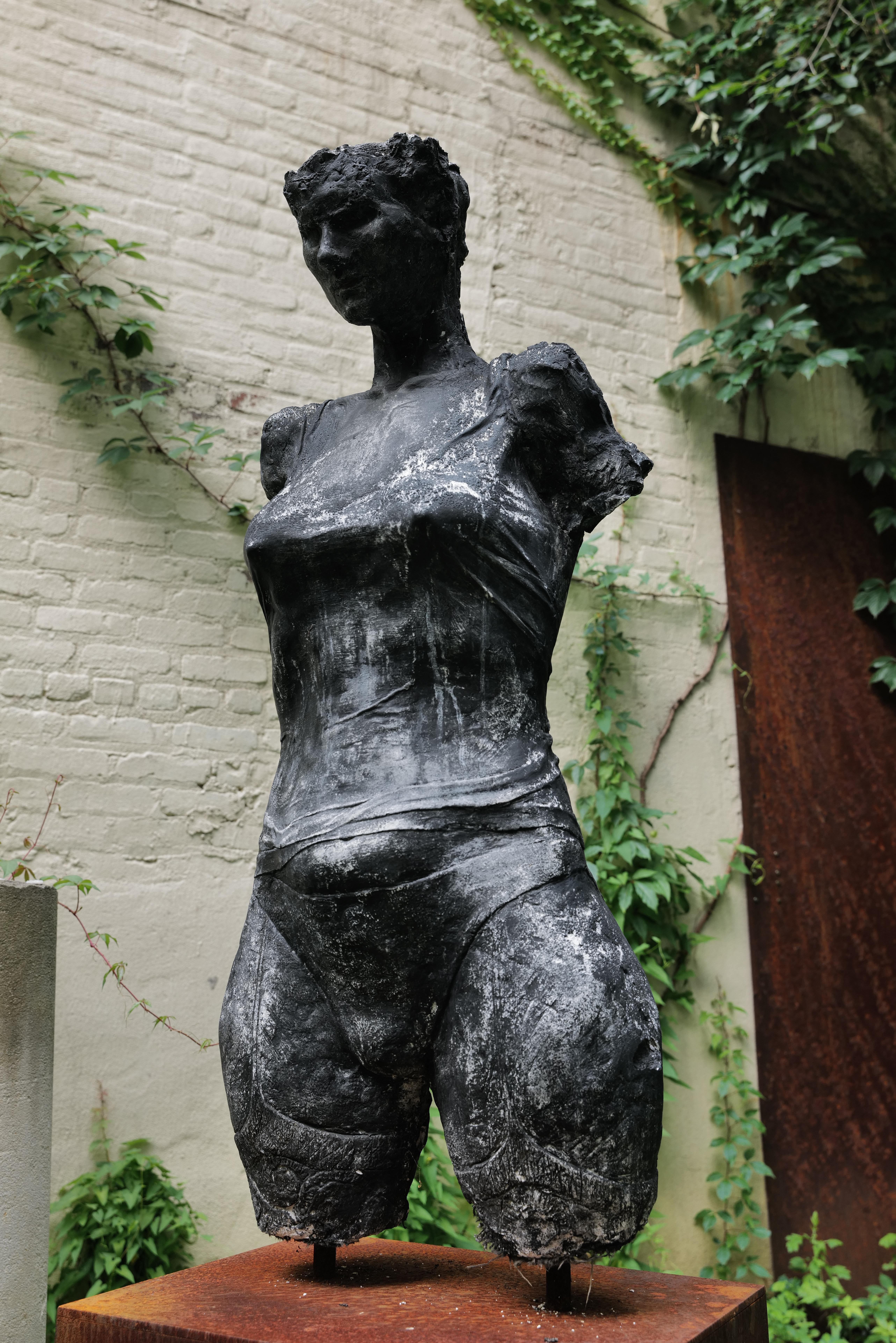 Torso Femenino Tamaño Natural - Sculpture Contemporáneo de Zura