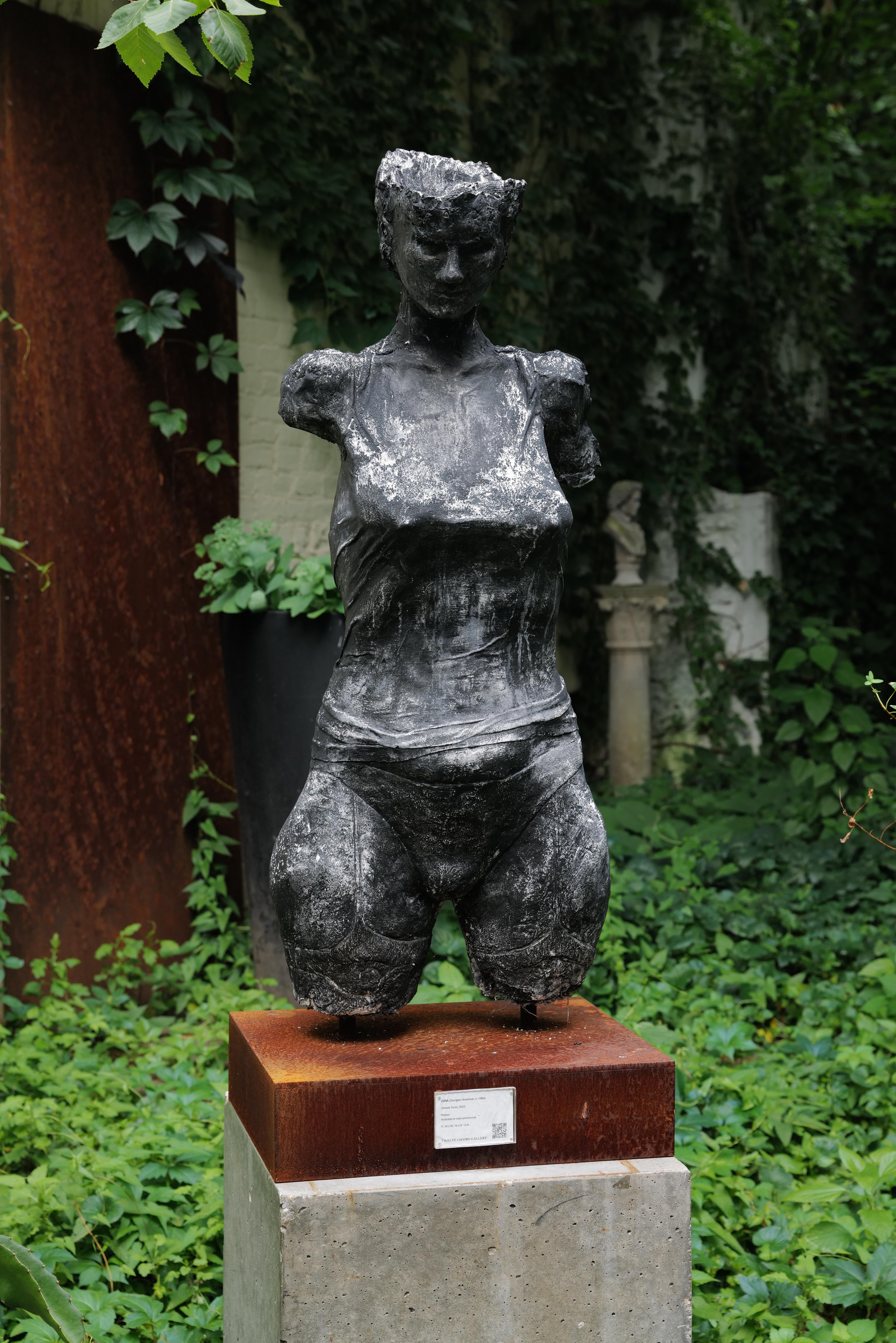 GALERÍA DOCE SILLAS
Zura - Figura femenina de tamaño natural (2023), escayola
Dimensiones: 39 × 16 × 12 pulg. │ 99 × 41 × 30 cm
Medio: Yeso modelado a mano (también disponible en bronce)
Firma: Firmada a mano por el artista; edición única con