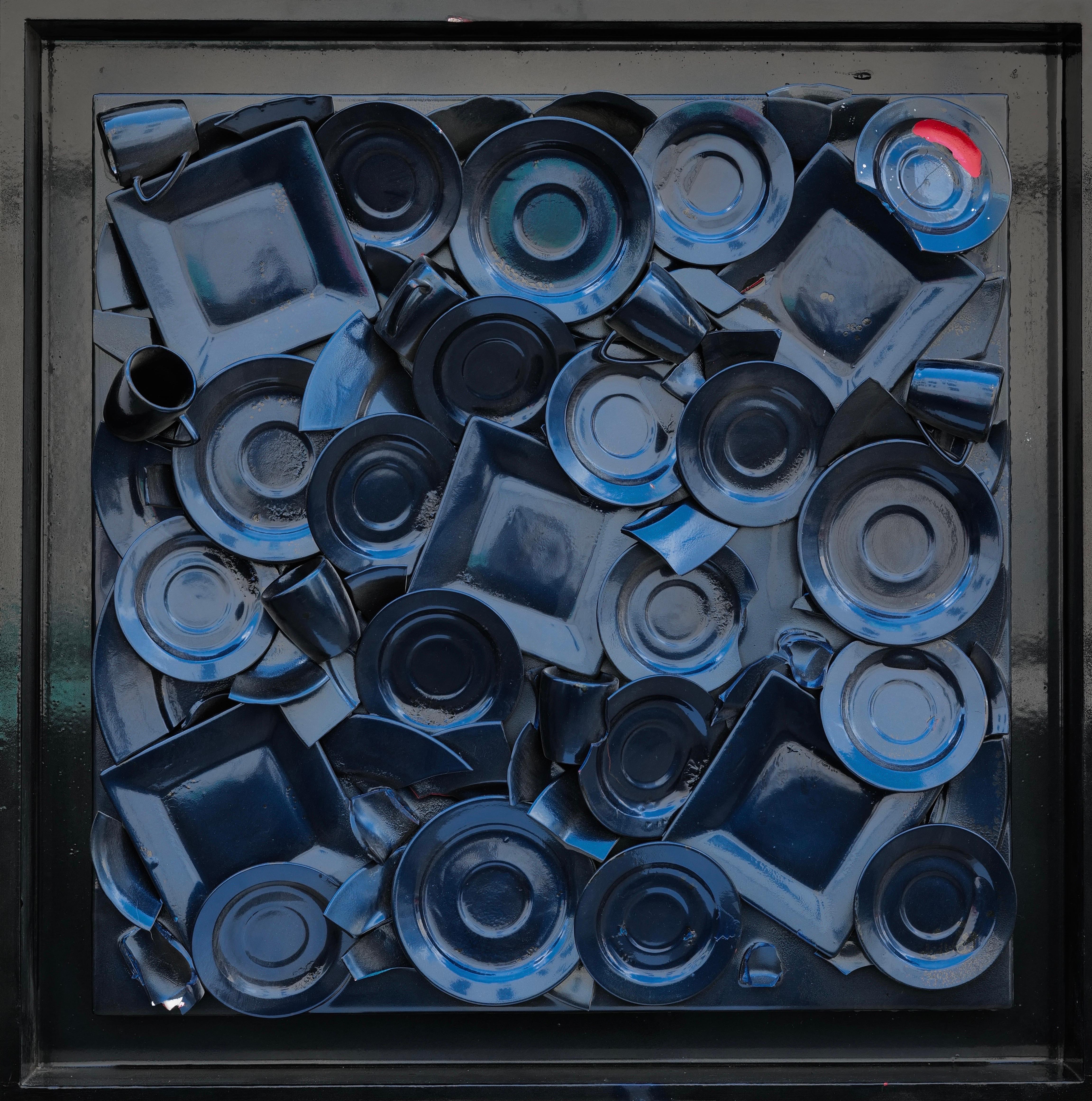 Fracture domestique - Sculpture murale de David Datuna, 2018