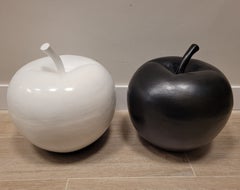 Ein Paar Skulpturen aus der Mitte des Jahrhunderts: Keramikäpfel, schwarz und weiß, Italien, Vintage