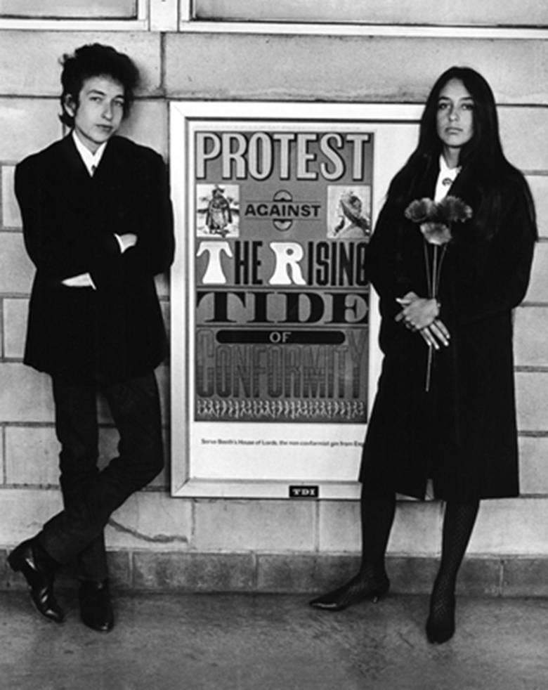 Daniel Kramer Black and White Photograph - Bob Dylan and Joan Baez with Protest Sign, Newark Airport