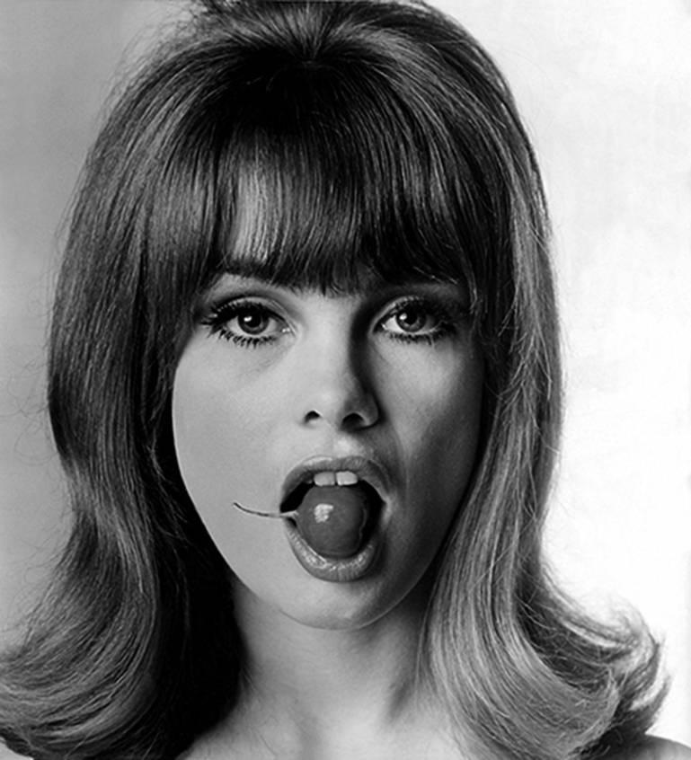 Jean Shrimpton mit strahlendem Saum – Photograph von William Helburn