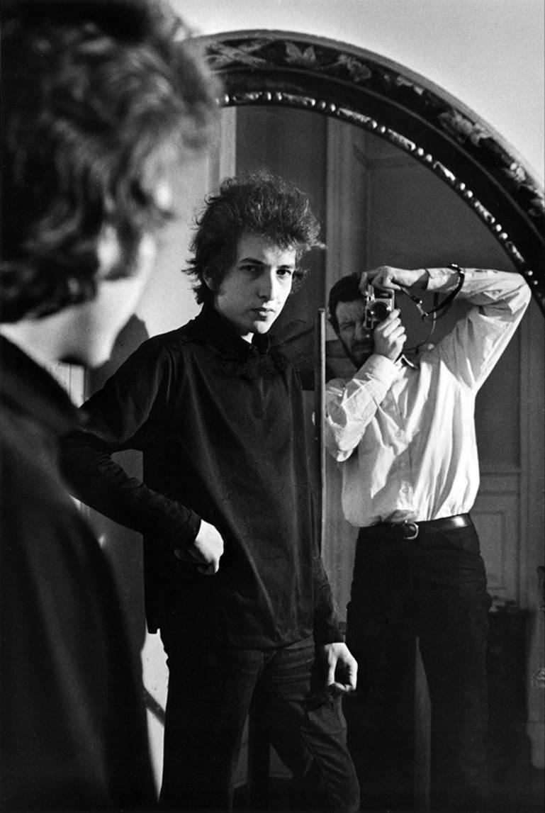 Daniel Kramer and Bob Dylan in Mirror, New York