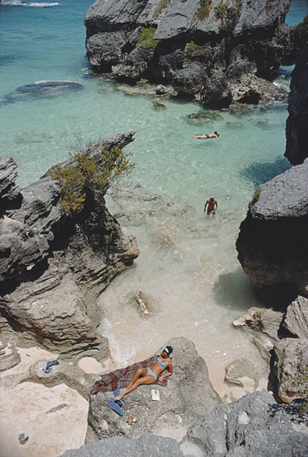 Am Strand auf der Bermudas – Photograph von Slim Aarons