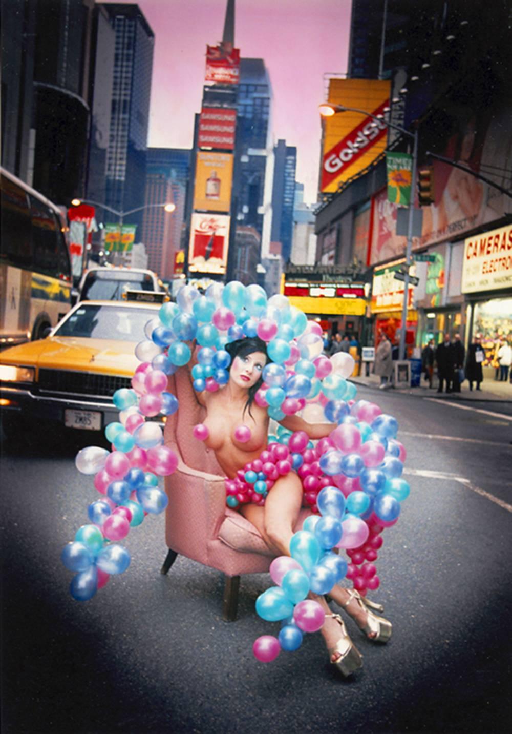 Estrella del porno en Times Square, Nueva York, 1993 - Photograph de David LaChapelle