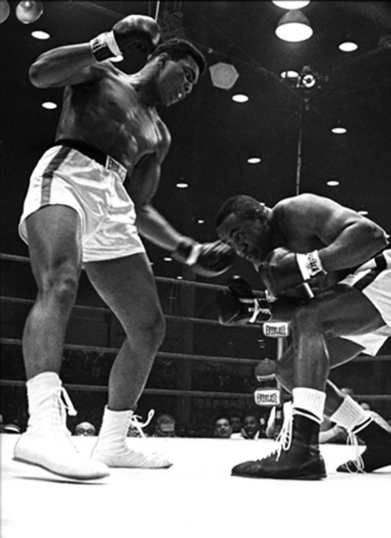 Harry Benson Black and White Photograph – Cassius Clay (Muhammad Ali) und Sunny Liston, Miami, 1964