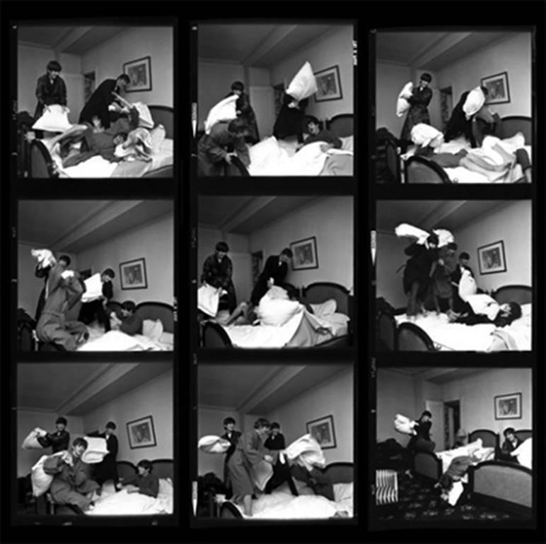 Black and White Photograph Harry Benson - Les Beatles « Pillowfight », Paris, 1964