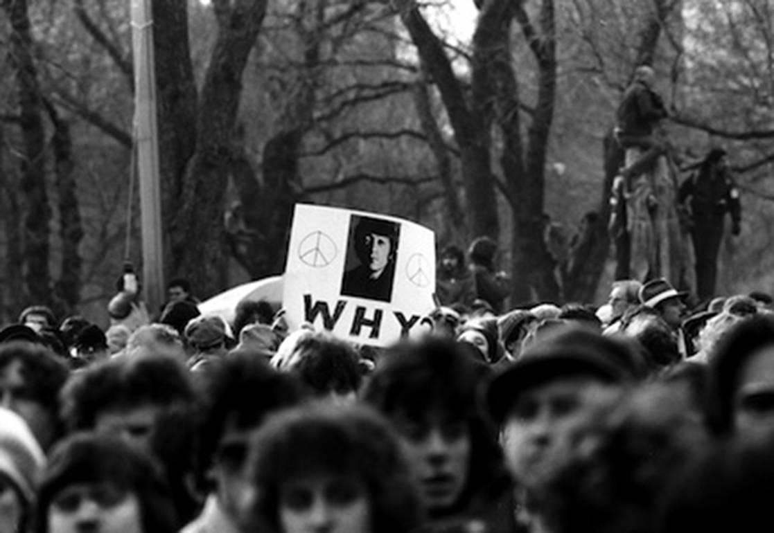 Black and White Photograph Harry Benson - Mémorial du Central Park pour John Lennon, 1980