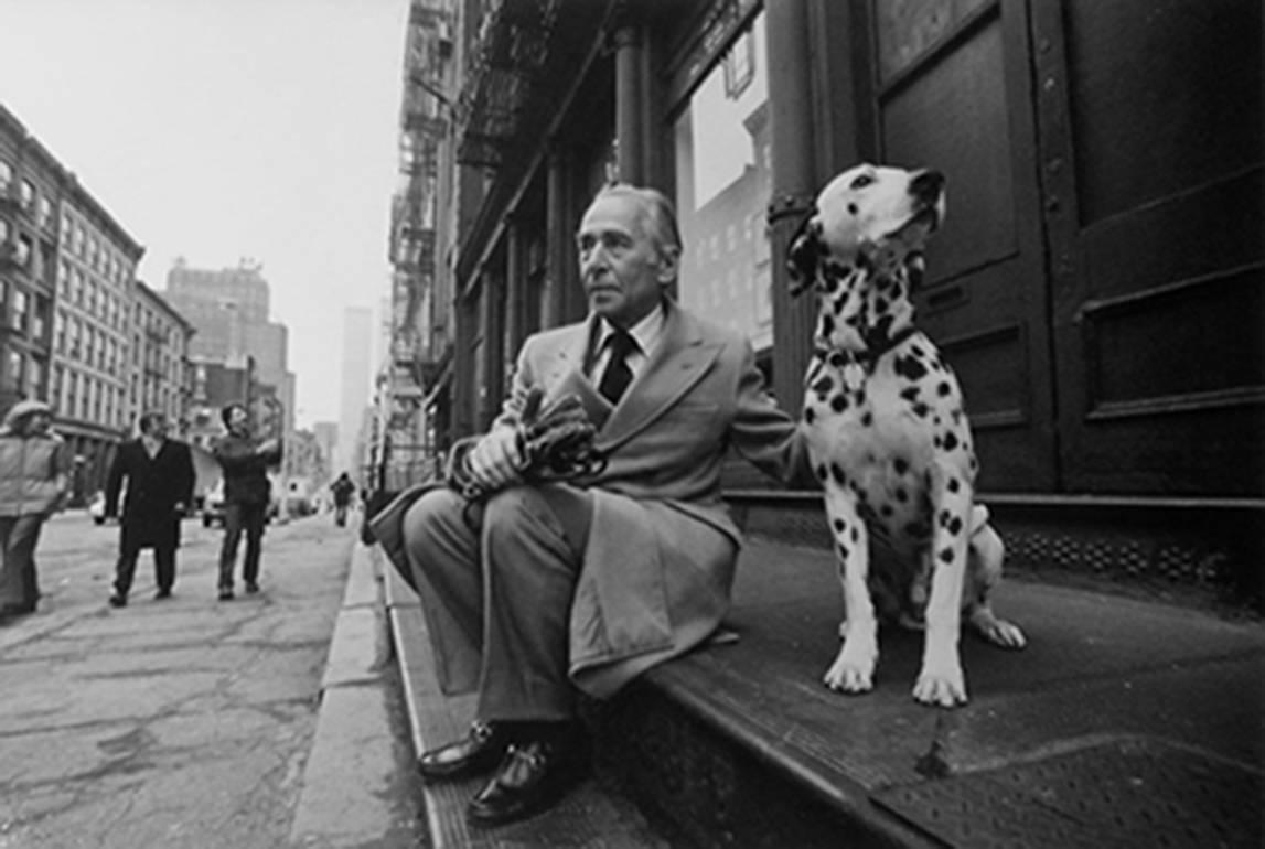 Black and White Photograph di Harry Benson - Leo Castelli, NYC, 1979