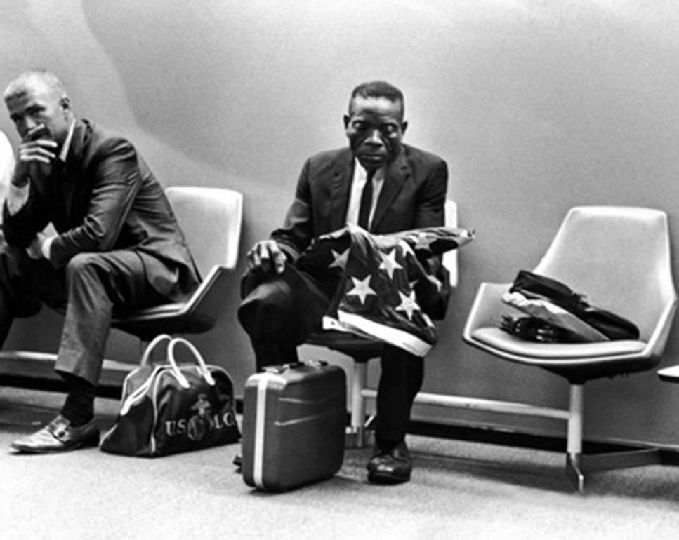 Black and White Photograph di Harry Benson - Uomo con bandiera, Washington, 1971