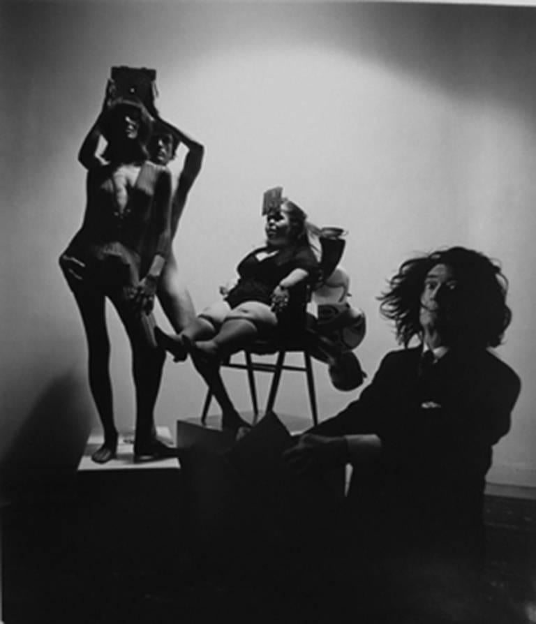 Black and White Photograph de Philippe Halsman - Desconocido (Dalí, un enano sentado y modelos sobre pedestal)