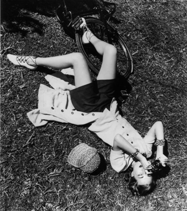 Black and White Photograph de Louise Dahl-Wolfe - Liz Gibbons como Fotógrafa