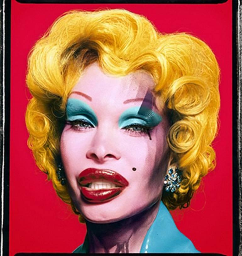 David LaChapelle Color Photograph – Amanda als Andy Warhols Marilyn in Rot, 2007