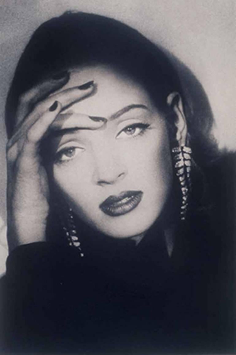 Black and White Photograph de Sheila Metzner - Uma. Vogue Alemania