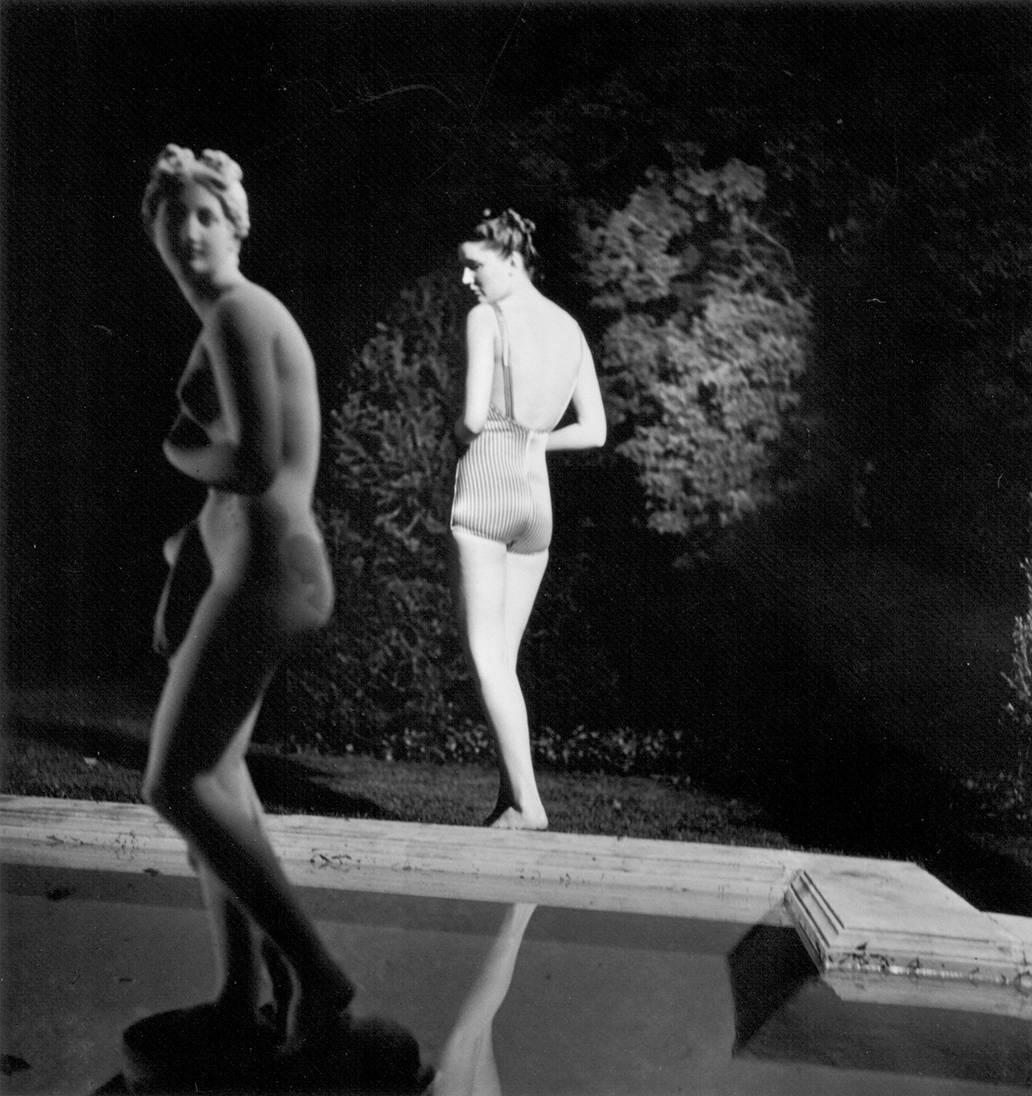 Louise Dahl-Wolfe Black and White Photograph – Nachttisch-Badeanzug