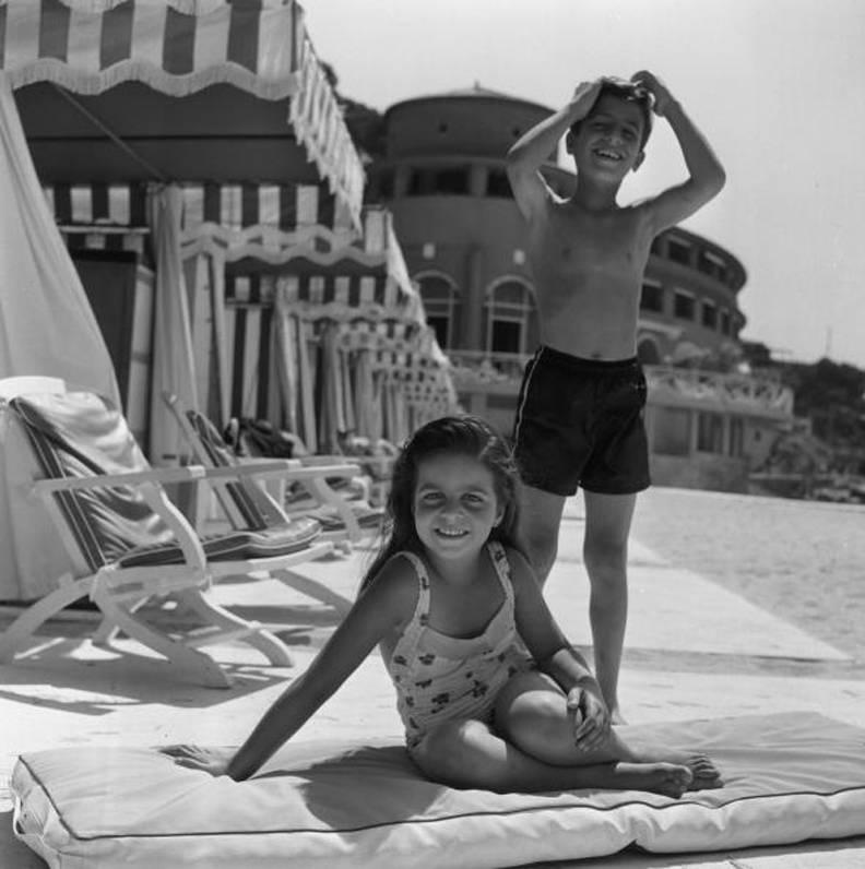 Slim Aarons Black and White Photograph – Jung und unbeschäftig