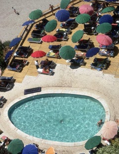 Pool in Carvoeiro, Juli 1970: Urlauber rund um einen Pool, Carvoeiro, Portugal