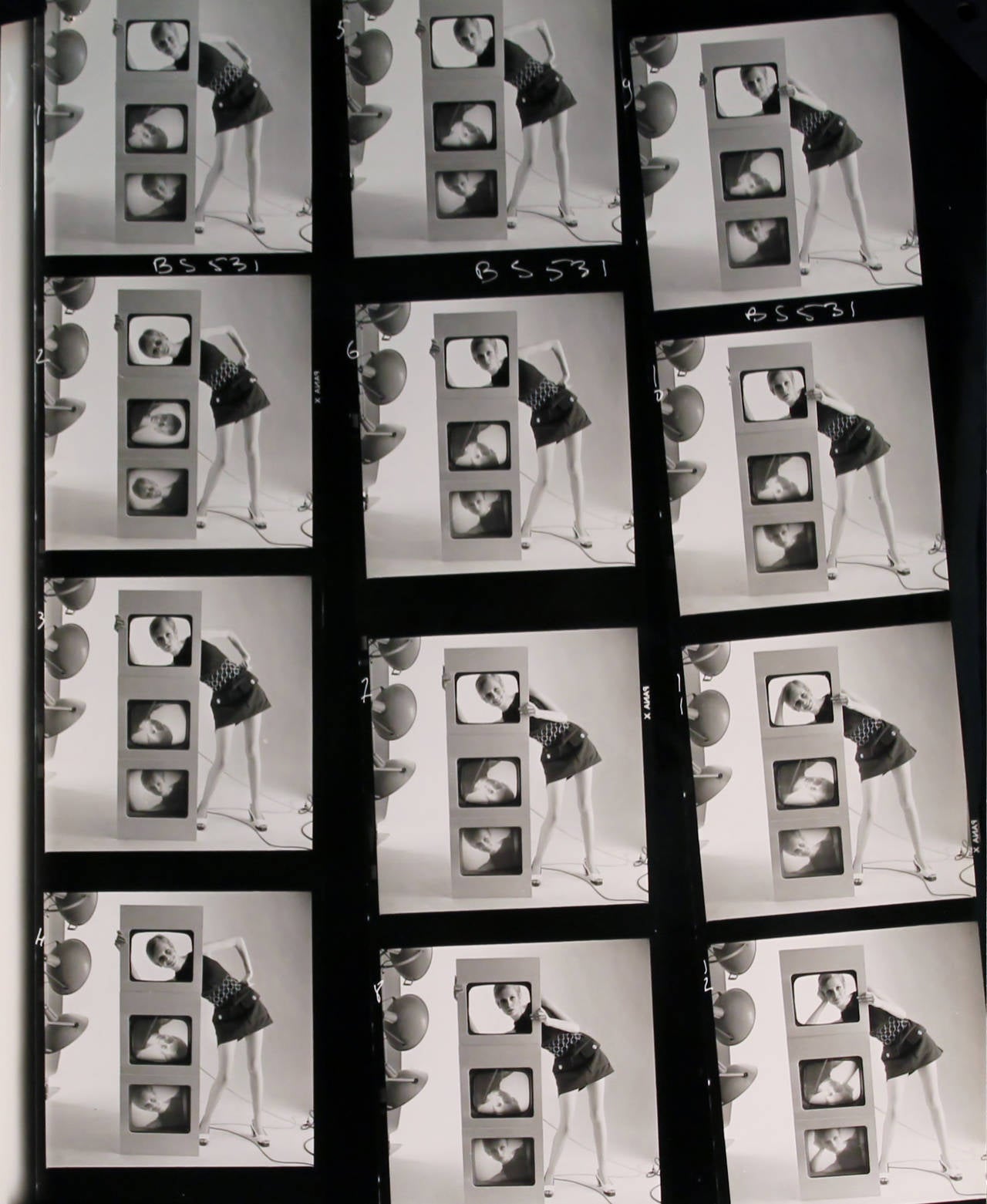 Twiggy, VOGUE París - Photograph de Bert Stern