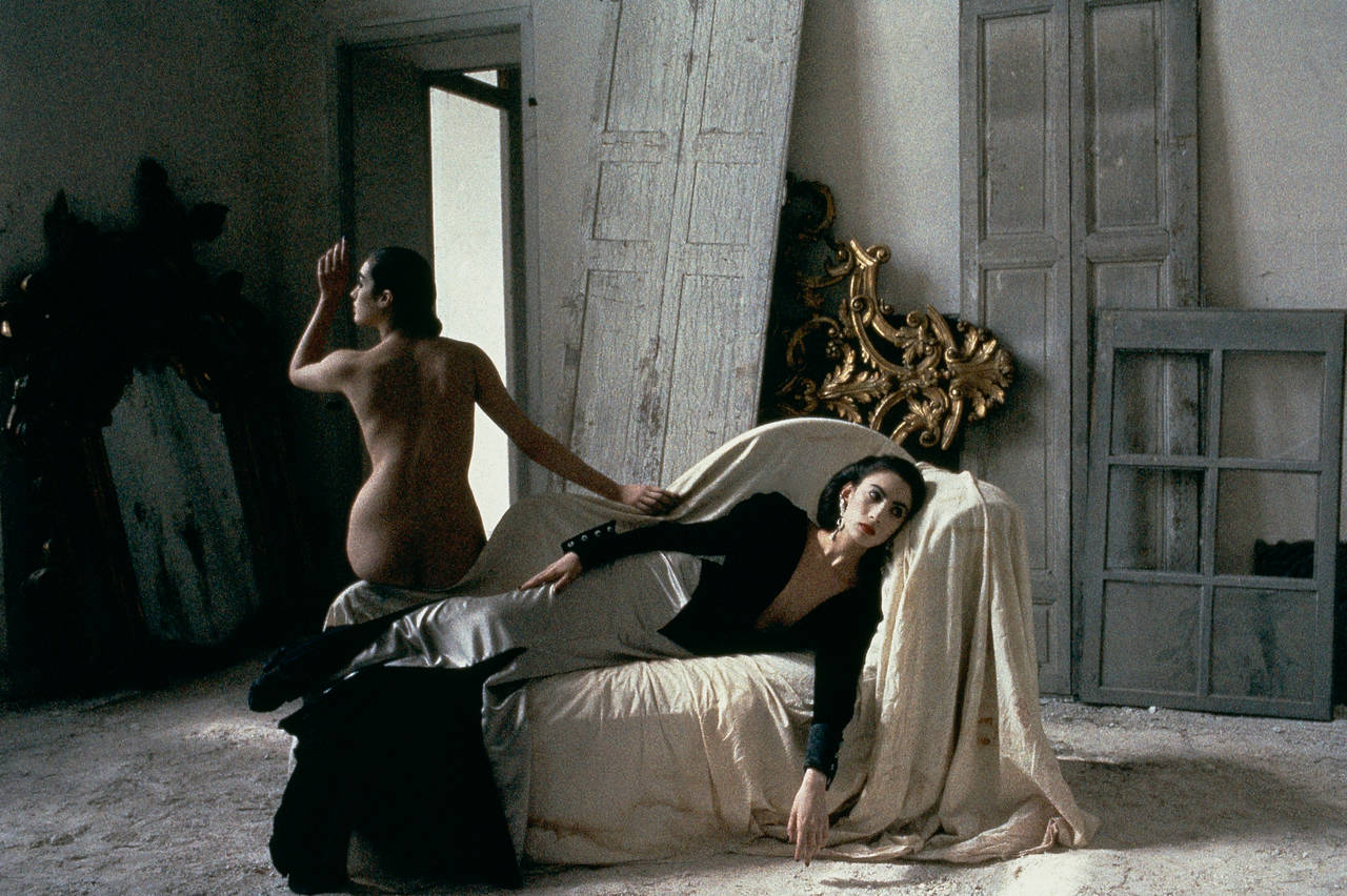 Anh und Rozima in Emanuel Ungaro, Chateau Raray, Frankreich, VOGUE, 1986 – Photograph von Deborah Turbeville