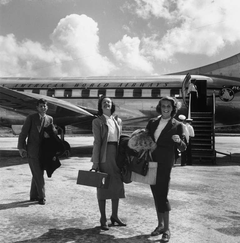 Slim Aarons Black and White Photograph – John F. Kennedy mit Shirley Rogan Ellis und Betty LoSavio, Montego Bay Airport