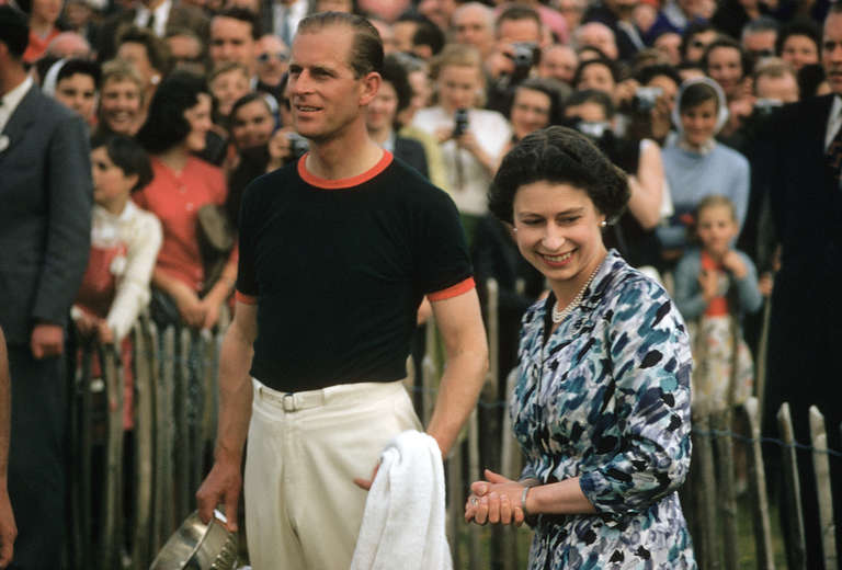 Portrait Photograph de Slim Aarons - El Príncipe Felipe recibe la Copa Windsor en el Torneo de Polo de Ascot