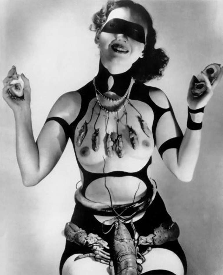 Horst P. Horst Black and White Photograph – Kostüm entworfen von Salvador Dali für Dream of Venus