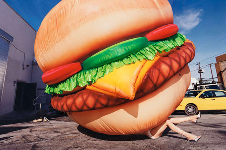 David LaChapelle Color Photograph – Tod durch Hamburger