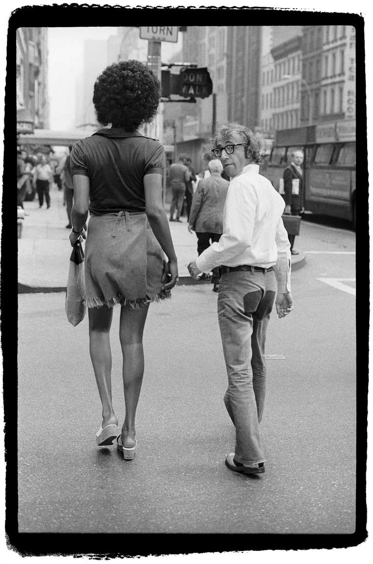 Bruce Laurance Black and White Photograph – Woody Allen und Tamara, 57th Street Bridge, New York, 1971