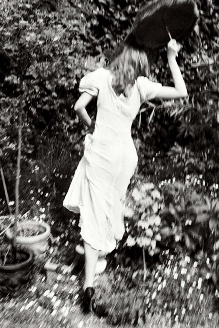Black and White Photograph di Ellen von Unwerth - Seek One