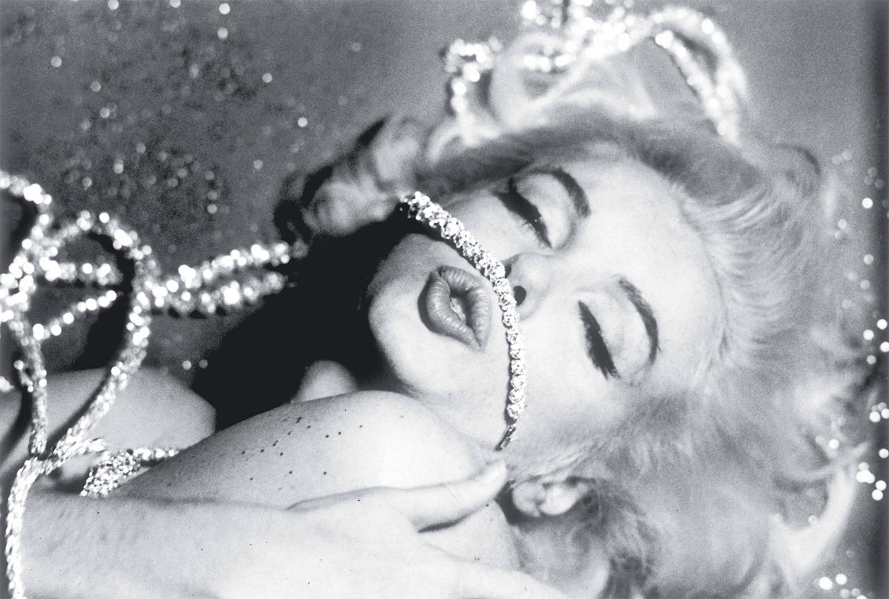 Marilyn Monroe: De "La última sentada Ⓡ" (Diamantes) - Photograph de Bert Stern