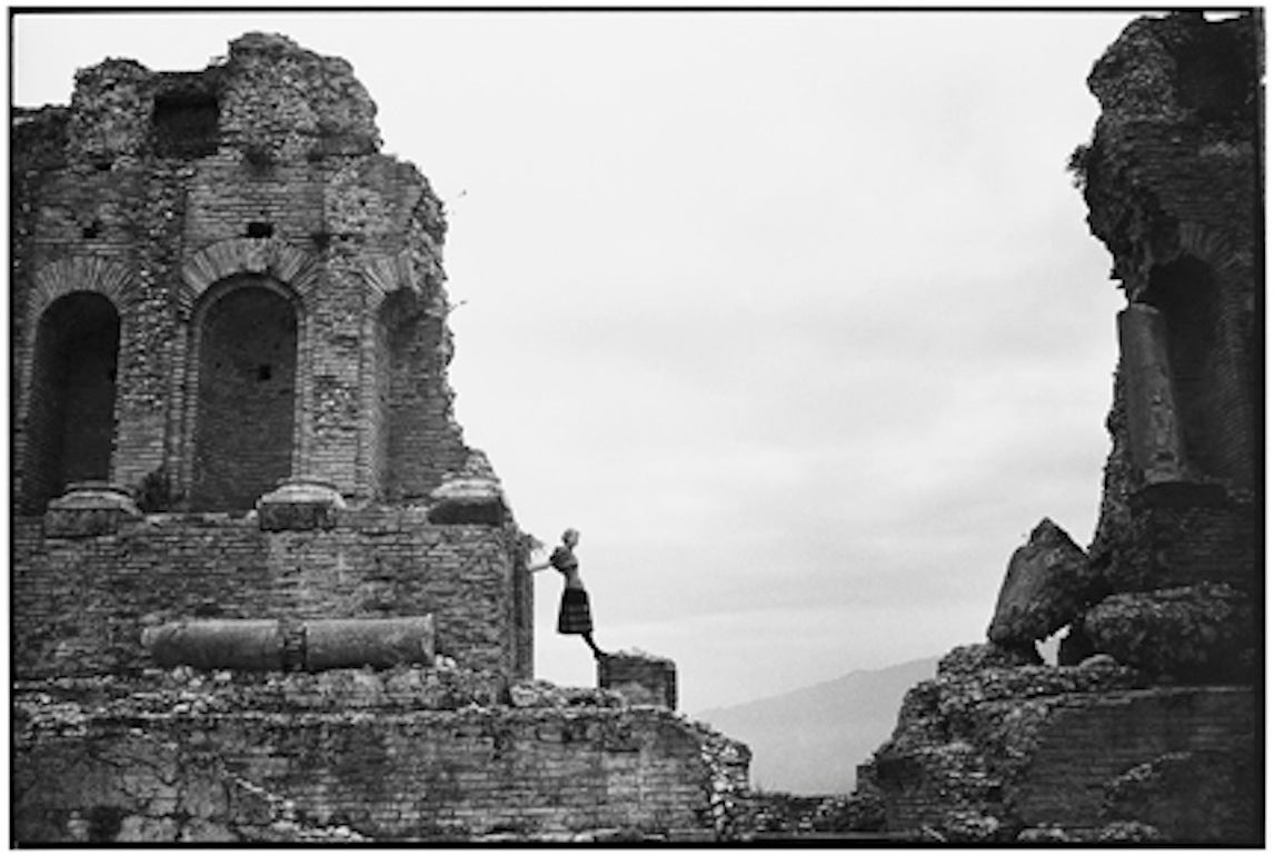 Arthur Elgort Black and White Photograph – Amphitheater, Taormina, Sizilien