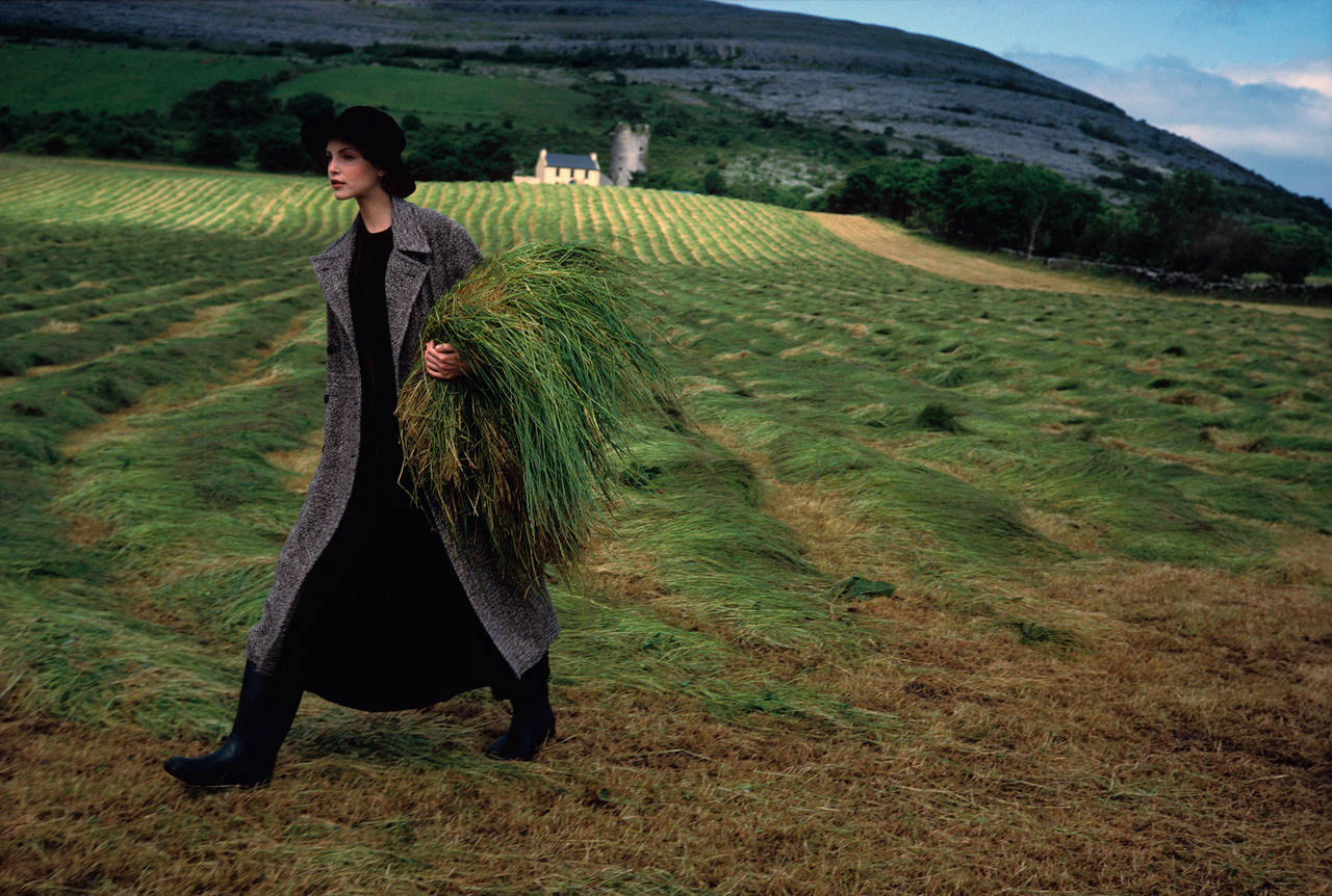Color Photograph di Arthur Elgort - Nadja Auermann, Irlanda
