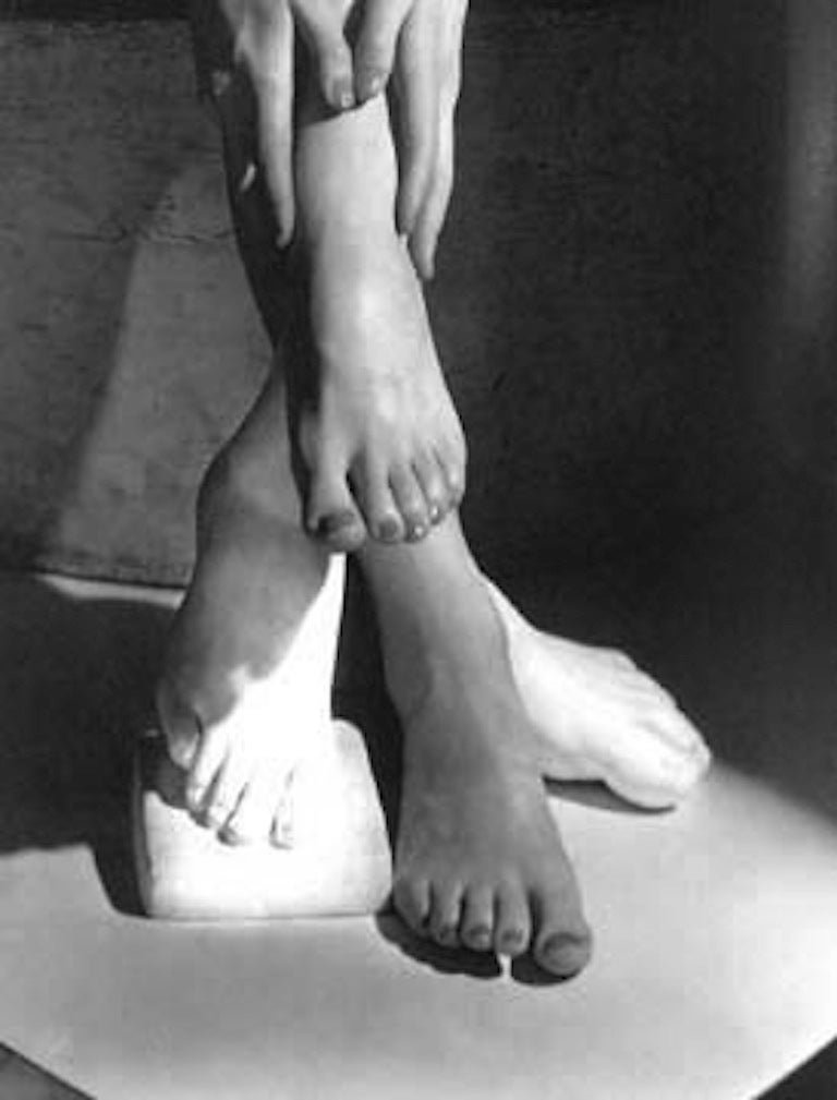 Horst P. Horst Black and White Photograph – Barfüßige Schönheit, New York