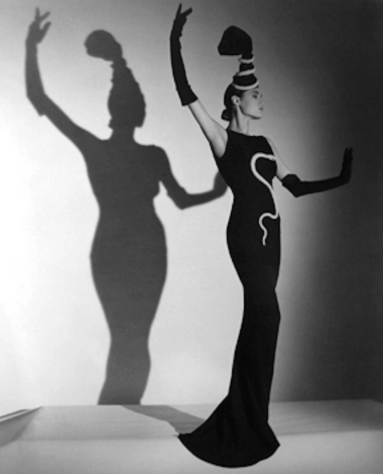 Horst P. Horst Black and White Photograph – Yasmin in einem Chanel-Abendkleid, britische VOGUE, London
