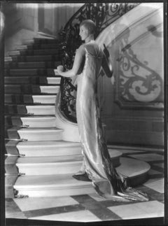Schaufensterpuppe in einem Kleid von Paul Poiret auf einer Treppe, um 1925