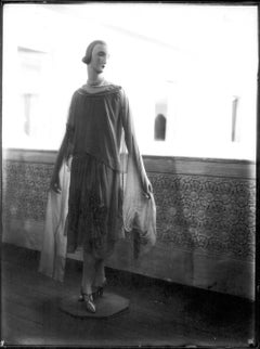 Mannequin sur un balcon, vers 1930