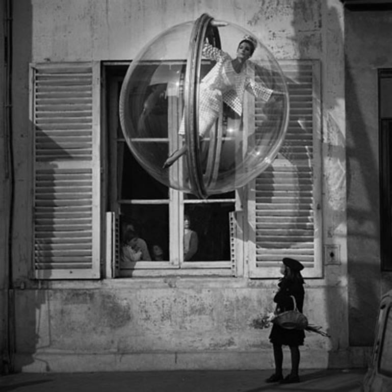 Flower Girl Faces, Paris - Photograph by Melvin Sokolsky