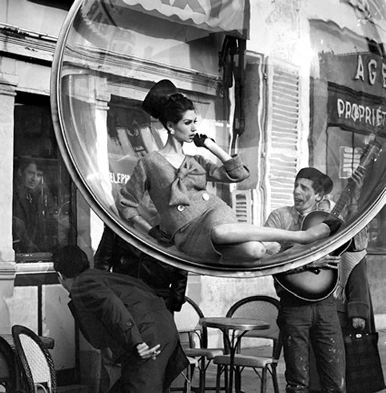 Bubble Guitar Serenade, Paris - Photograph by Melvin Sokolsky