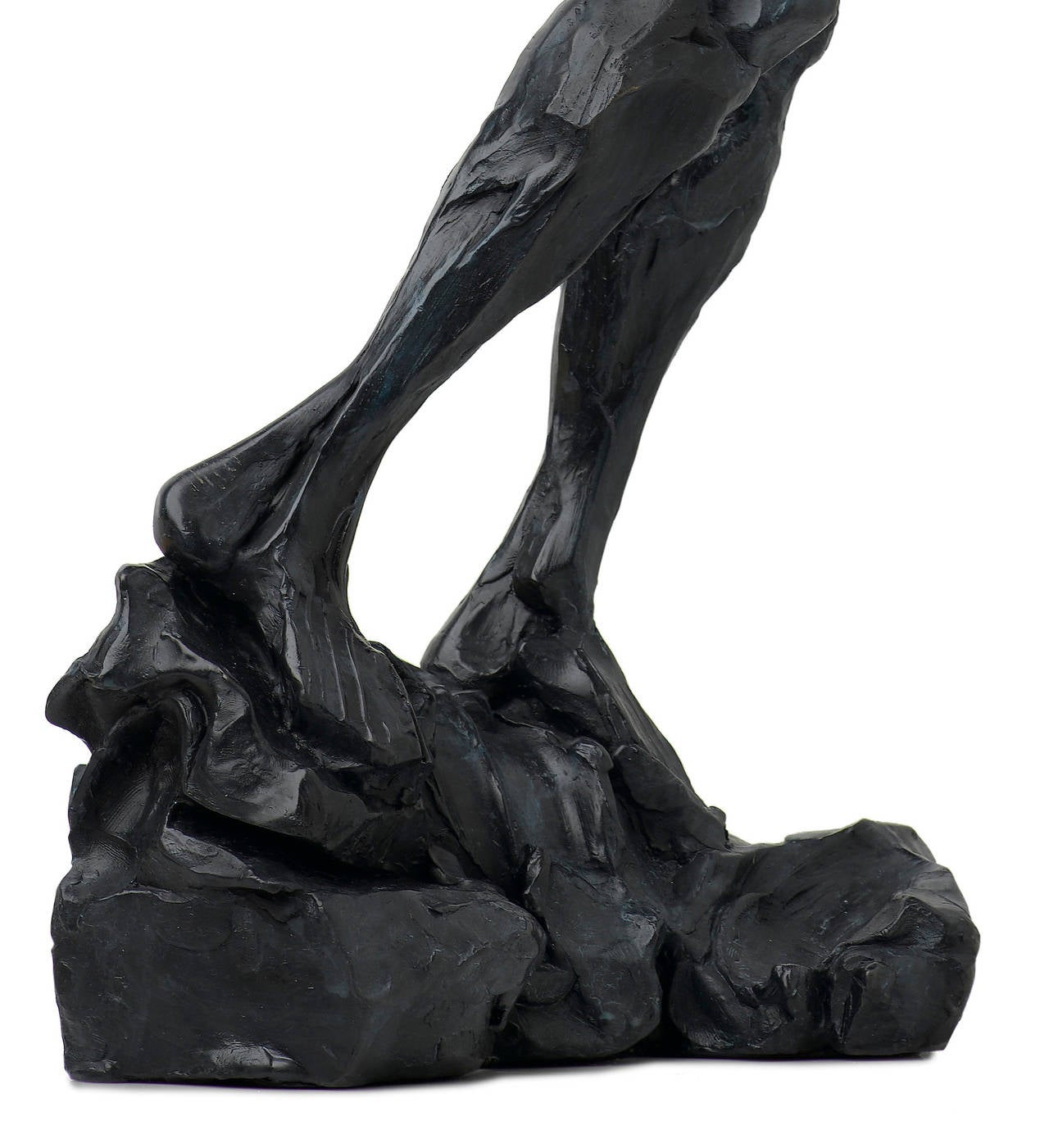 Puissante sculpture féminine nue en bronze prise dans un mouvement de transition. La patine de cette sculpture texturée est d'un bleu-noir profond. Le formalisme moderne et dynamique qui s'écarte du réalisme permet au spectateur de se concentrer sur