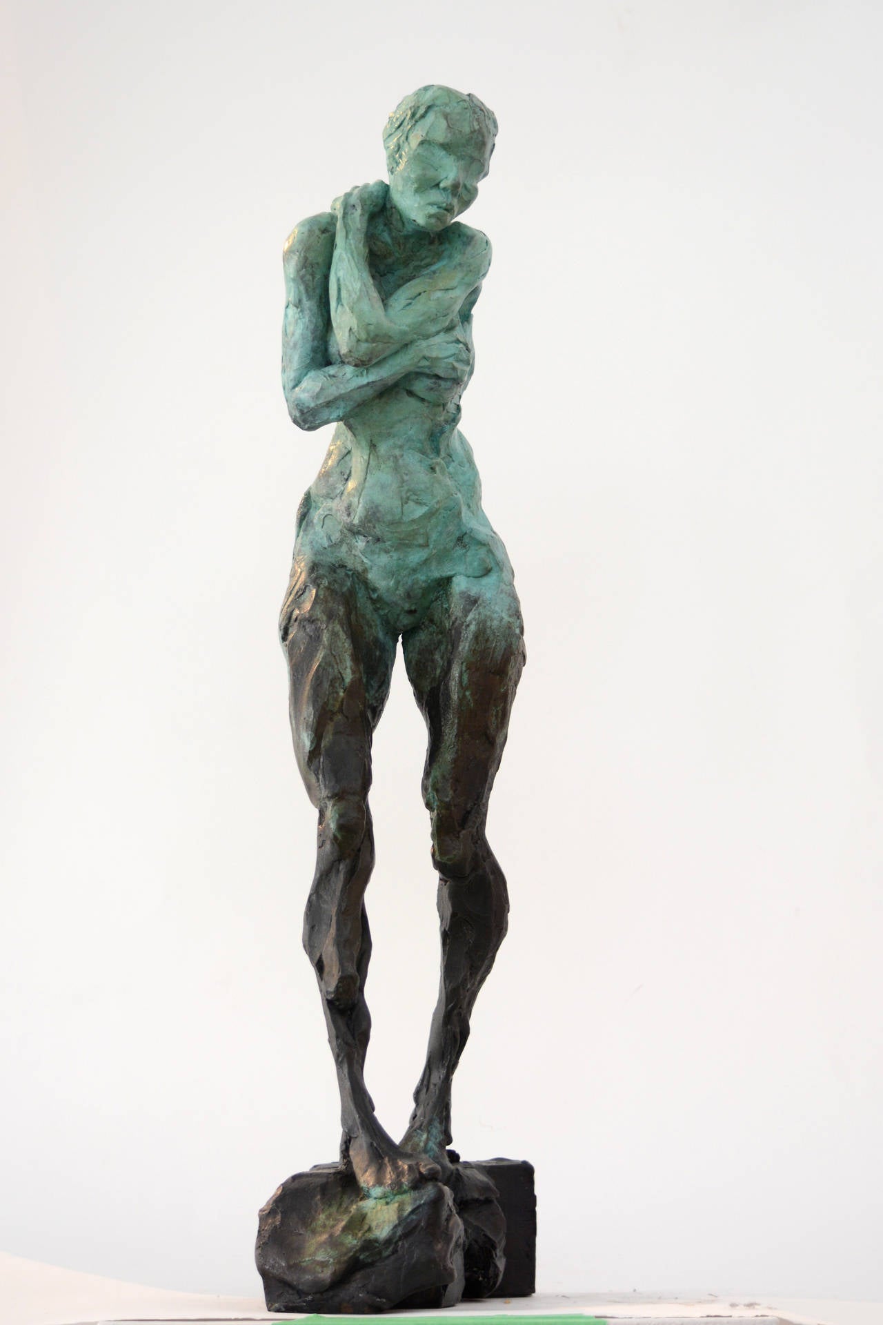 Étude intime - Sans titre XXVIII A.P./8 - statuette de femme nue en bronze patiné - Or Figurative Sculpture par Richard Tosczak