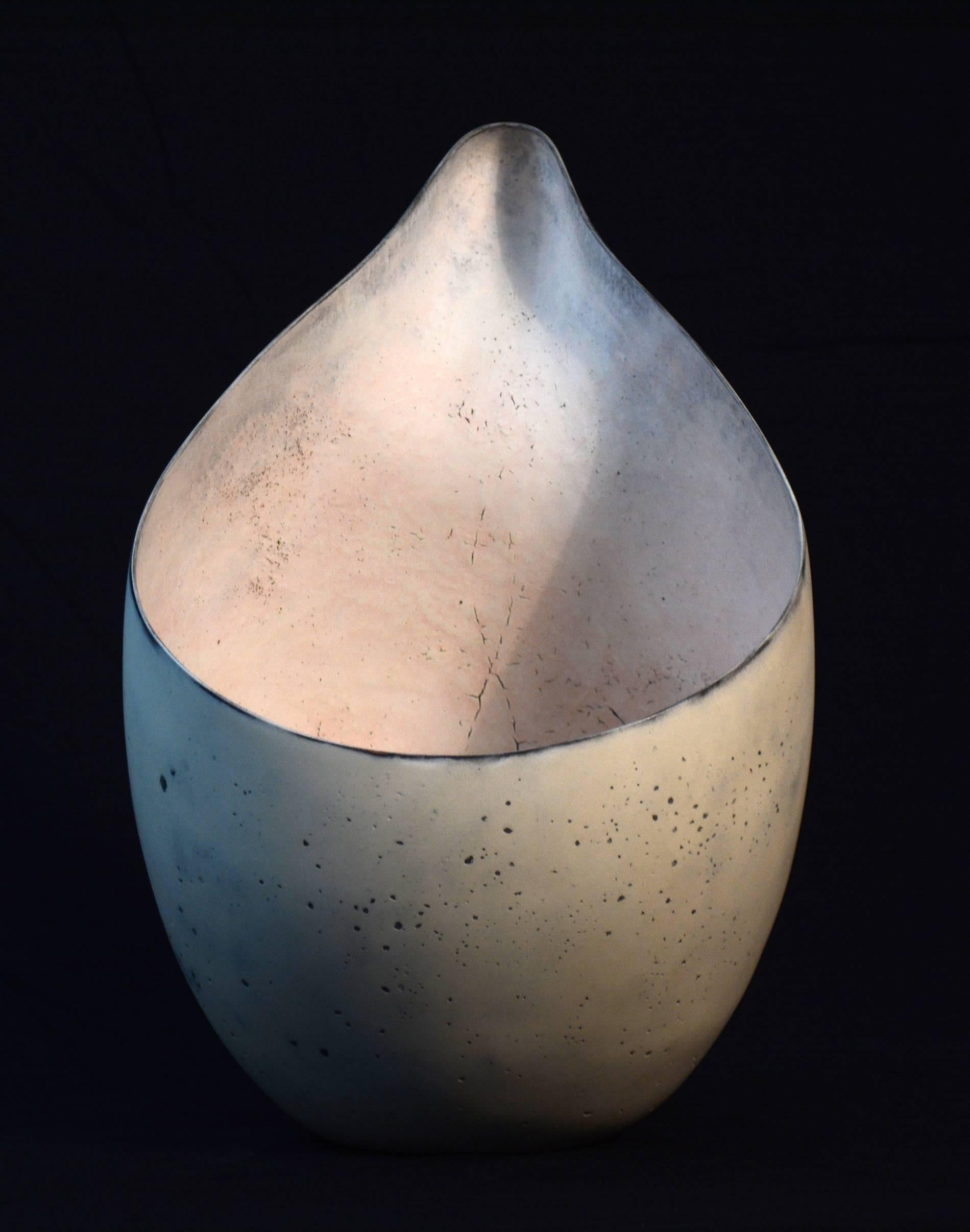 Dieses hervorragend gearbeitete tropfenförmige Gefäß ist ein Werk des kanadischen Keramikmeisters Steven Heinemann. Die cremeweiße Farbe dieses Stücks wird durch schwarze Details hervorgehoben, und die Form selbst wird durch die körnige Textur der