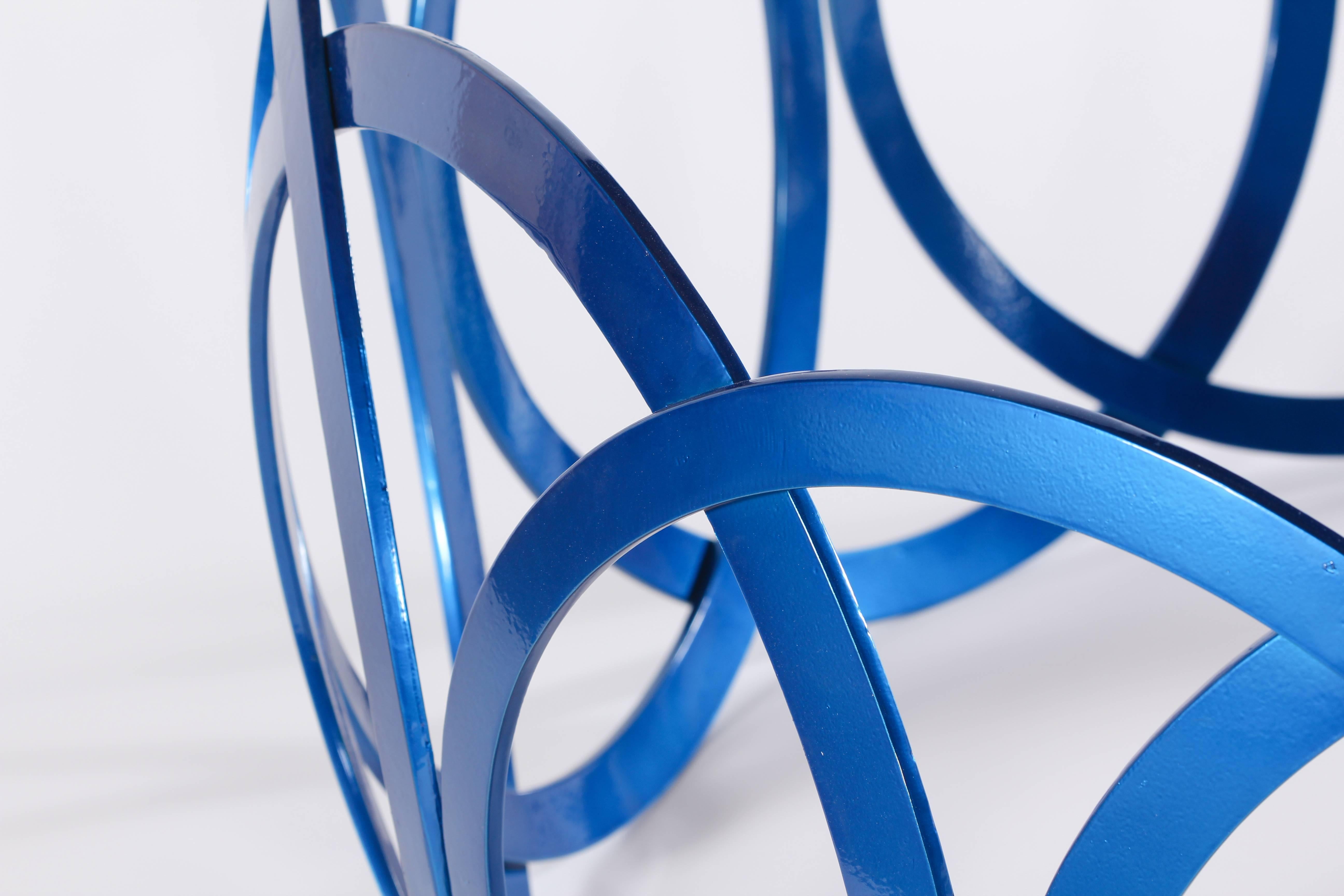 Circular Motion - große, leuchtende blaue, geometrische, abstrakte Skulptur aus beschichtetem Stahl (Zeitgenössisch), Sculpture, von Shayne Dark