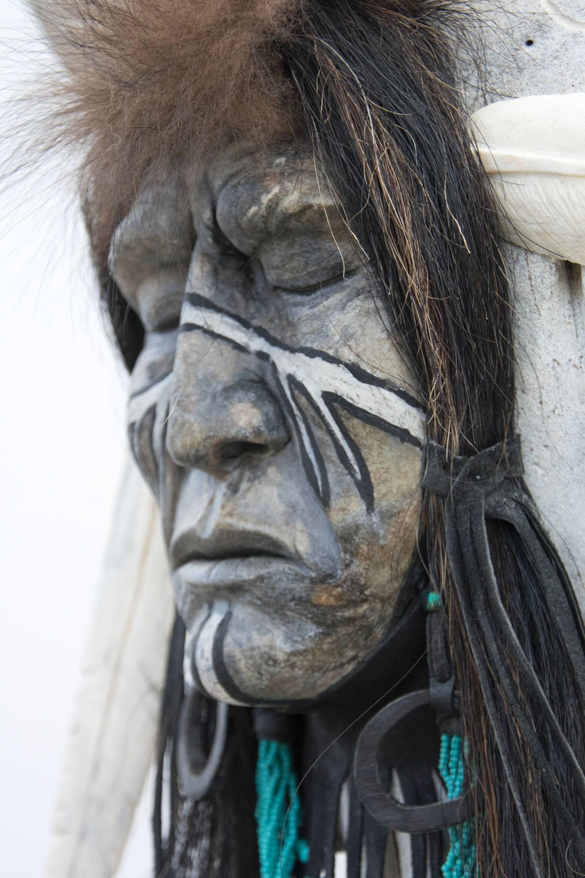 Nello spirito di Little Bighorn - Figurative Sculpture Grigio di David R. Maracle