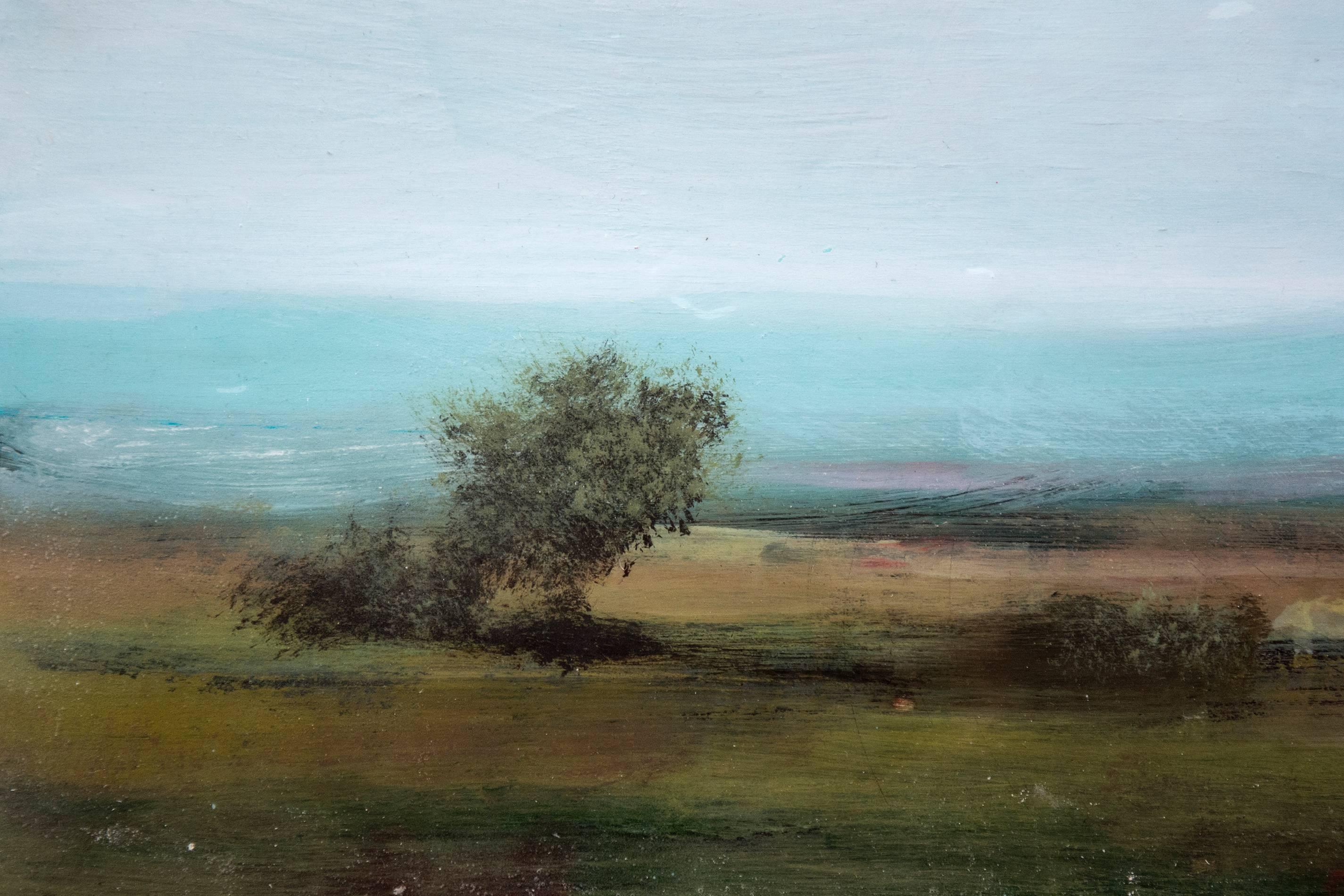 Eine weite Sommerebene mit fernen Bäumen und stimmungsvollen Bergen trifft auf diesem Gemälde in Acryl und Harz auf Karton auf einen dunstigen Himmel. Die gekonnte, an die Landschaften Lothringens oder Constables erinnernde Darstellung des Künstlers
