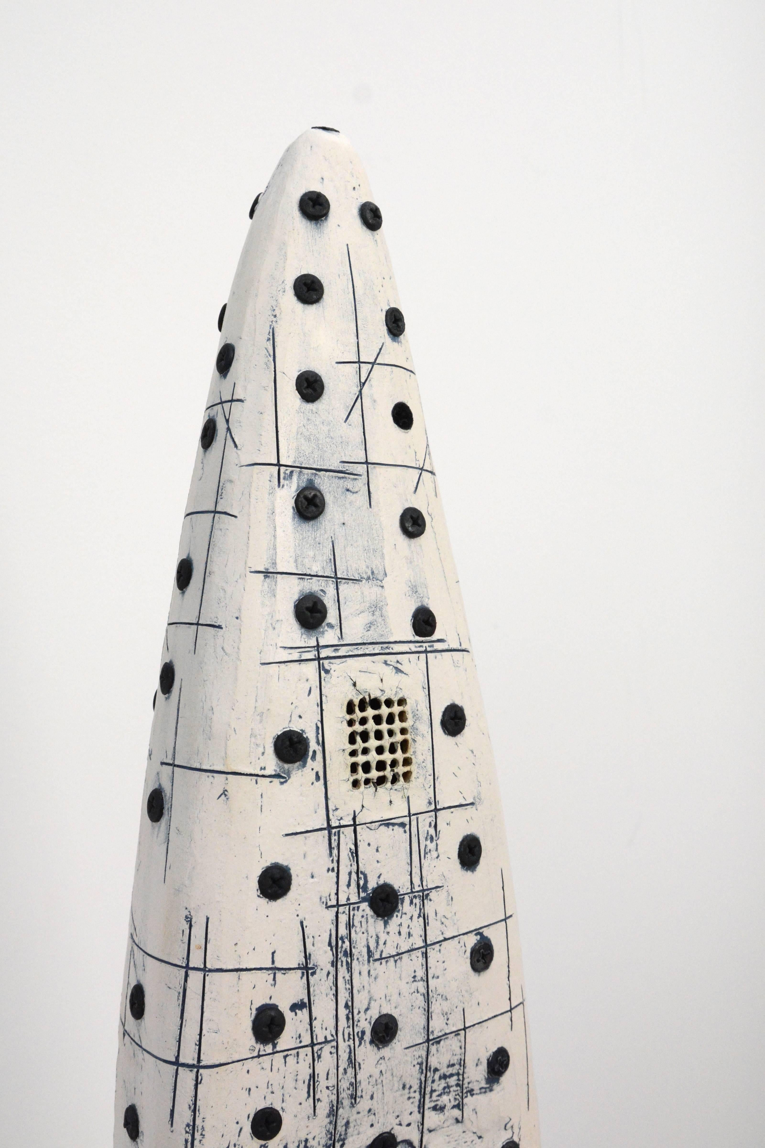 Sonido IV - narración de viaje y cambio, técnica mixta, tapiz y vasija - Figurative Sculpture Gris de Heather Allen Hietala