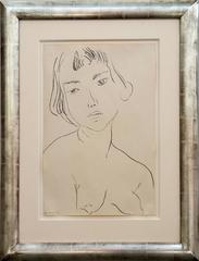 Visage légèrement penché vers la gauche