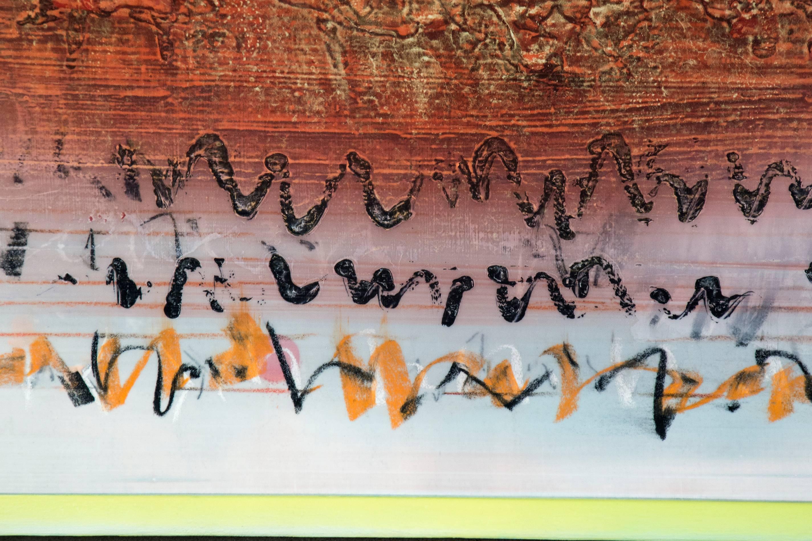 Kalligrafische Linien, die fast forensisch durch einen brünierten Pool aus geschichtetem bronze-orangefarbenem Acryl sichtbar sind, setzen sich in einer geheimnisvollen Glyphe am Fuß der quadratischen Leinwand fort. Das Ganze schwebt auf einem
