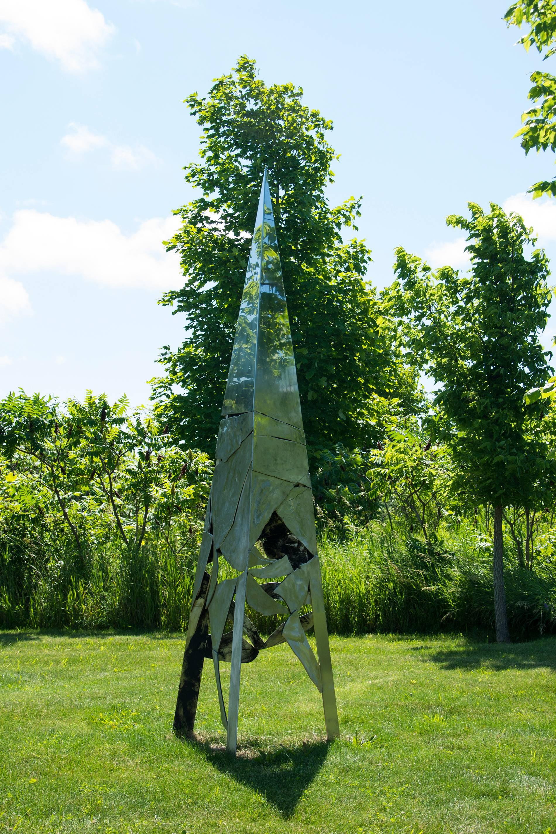 Wojtek Biczysko Abstract Sculpture – Pyramid of Reflection – hohe:: dreieckige Außenskulptur aus Edelstahl