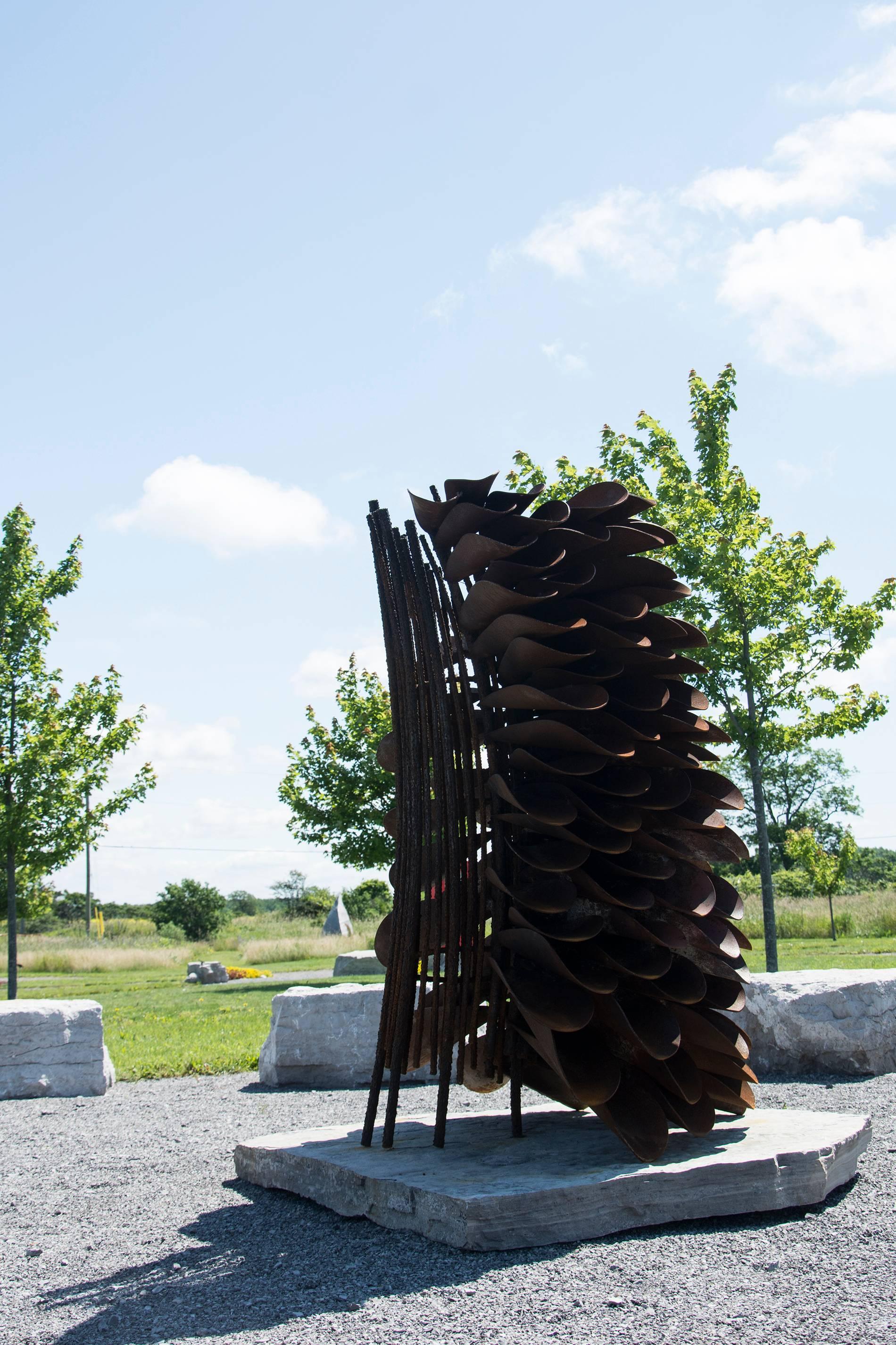 Segmento - Cono de fuego - gran escultura de exterior de acero corten inspirada en la naturaleza - Sculpture Contemporáneo de Floyd Elzinga